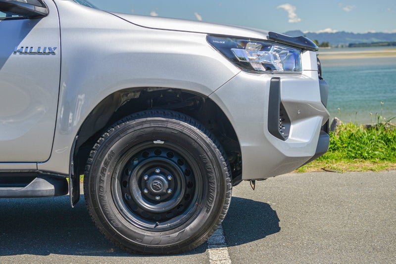 2025 Toyota Hilux SR Hybrid 4WD image 5