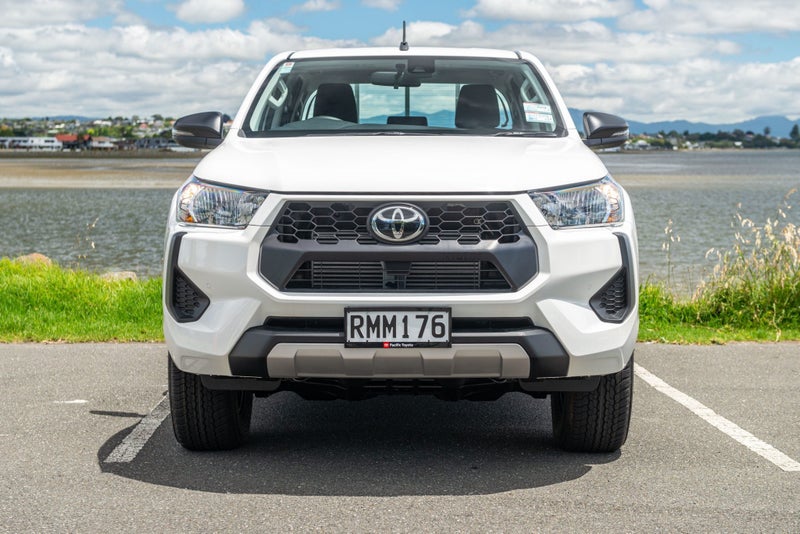 2025 Toyota Hilux SR Hybrid 4x4 image 2