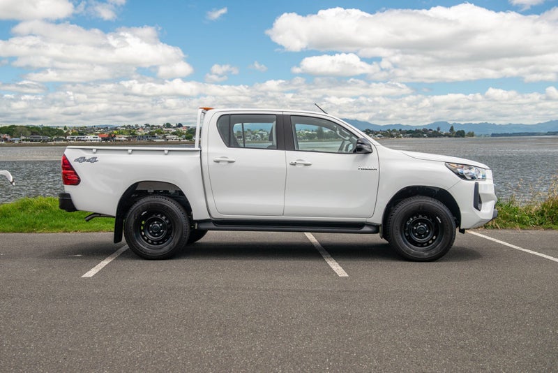 2025 Toyota Hilux SR Hybrid 4x4 image 3