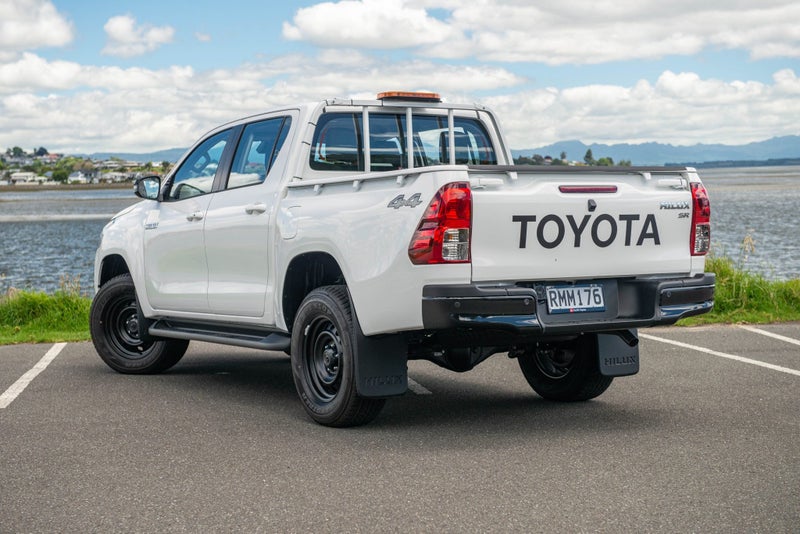 2025 Toyota Hilux SR Hybrid 4x4 image 4