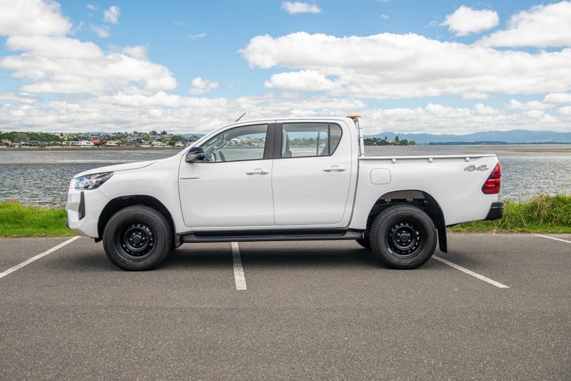 2025 Toyota Hilux SR Hybrid 4x4 image 5