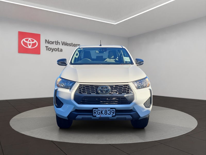2025 Toyota Hilux SR TD DC 2.8DT image 2