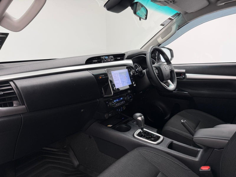 2025 Toyota Hilux SR5 2.8 MHEV 4WD image 4