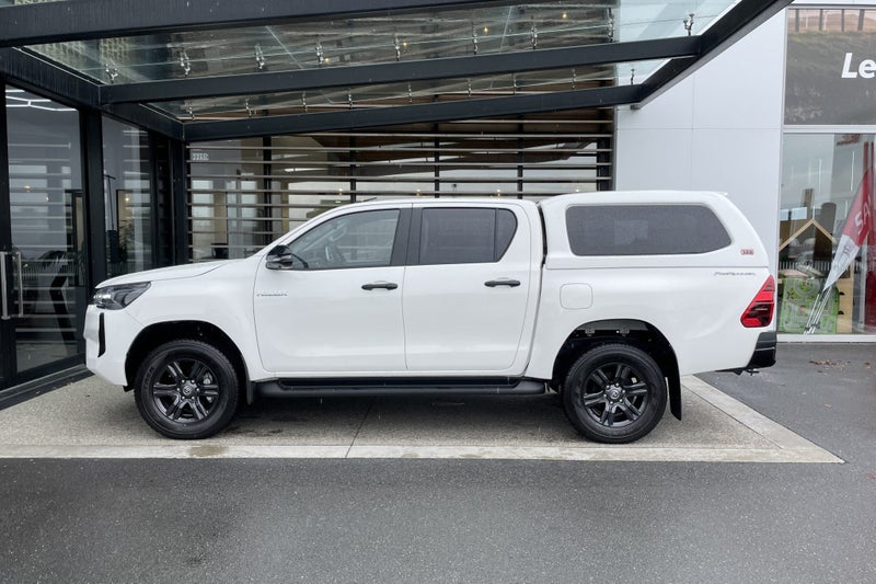 2025 Toyota Hilux SR5 2.8 Turbo Diesel RWD Utility image 3