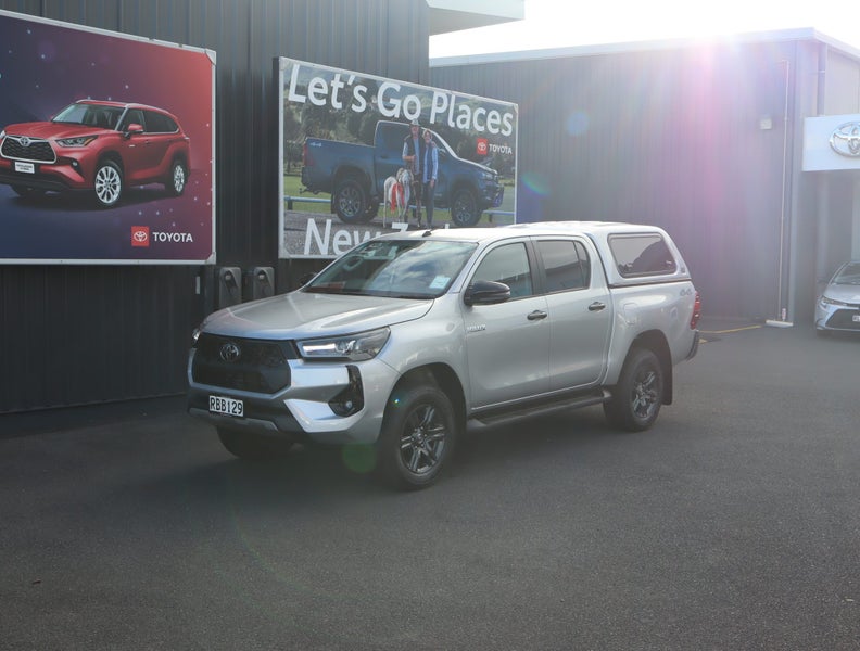 2025 Toyota Hilux SR5 2.8DT Hybrid 6AT 4WD DCW/... image 4