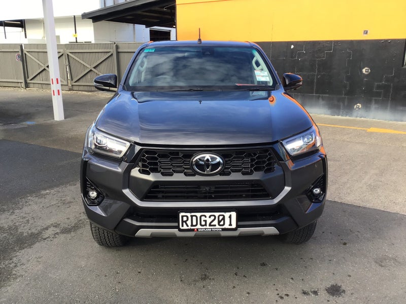 2025 Toyota Hilux SR5 2.8DT Hybrid 6AT 4WD DCW/... image 3