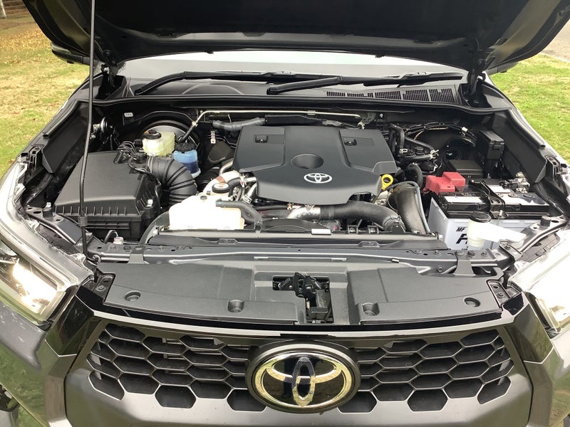 2025 Toyota Hilux SR5 2.8DT Hybrid 6AT 4WD DCW/... image 3