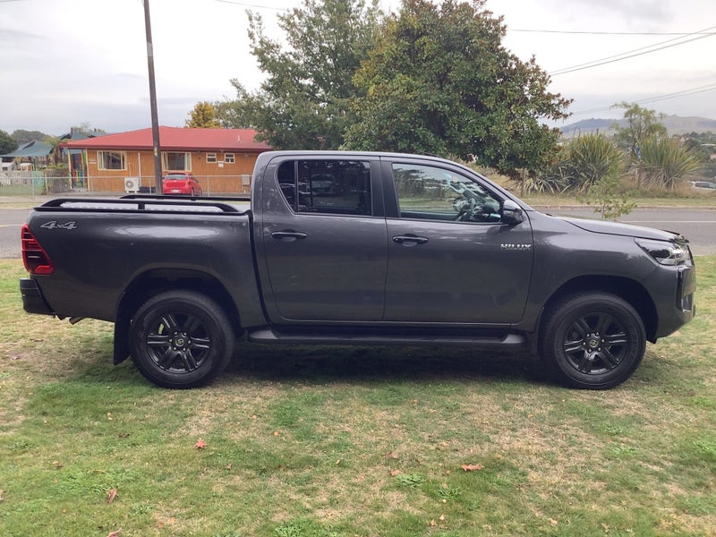 2025 Toyota Hilux SR5 2.8DT Hybrid 6AT 4WD DCW/... image 4