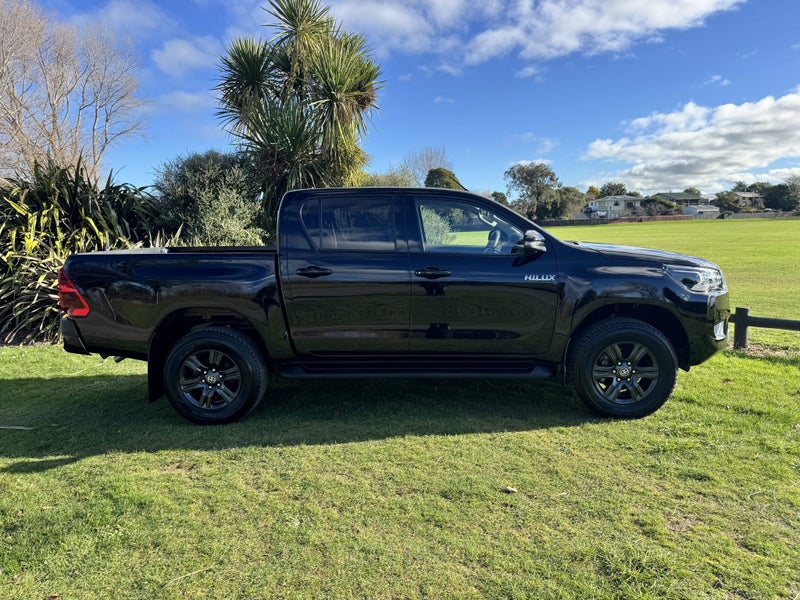2025 Toyota Hilux SR5 2.8DT Hybrid Automatic 4W... image 5