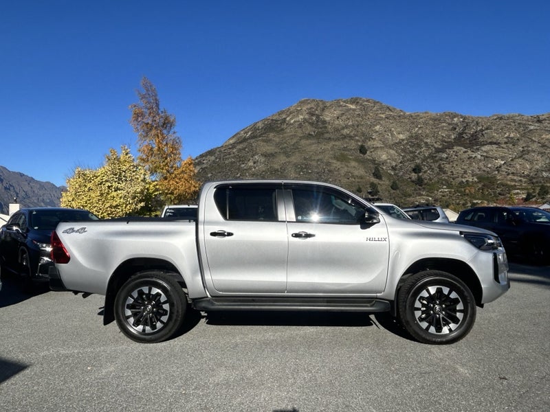 2025 Toyota Hilux SR5 4WD image 2