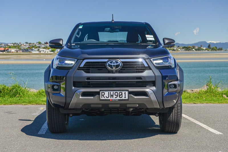 2025 Toyota Hilux SR5 CRUISER 2WD with Accessories image 2