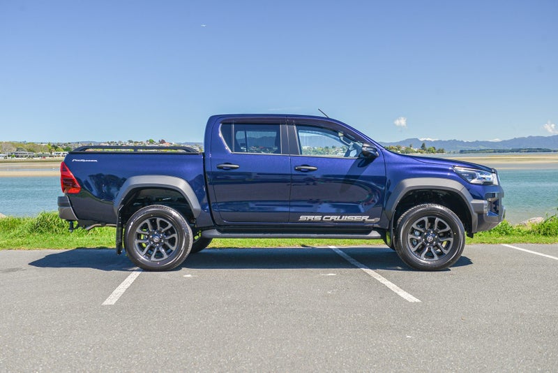 2025 Toyota Hilux SR5 CRUISER 2WD with Accessories image 3