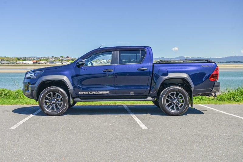 2025 Toyota Hilux SR5 CRUISER 2WD with Accessories image 4