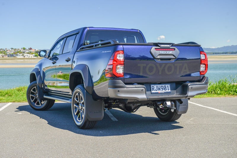 2025 Toyota Hilux SR5 CRUISER 2WD with Accessories image 5