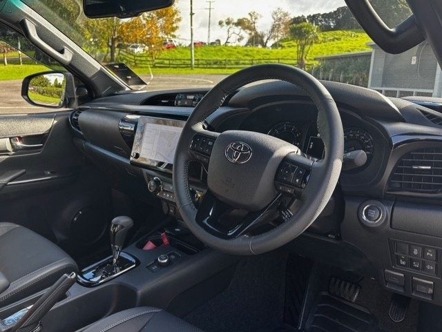 2025 Toyota Hilux SR5 Cruiser 4WD DIESEL HYBRID image 5
