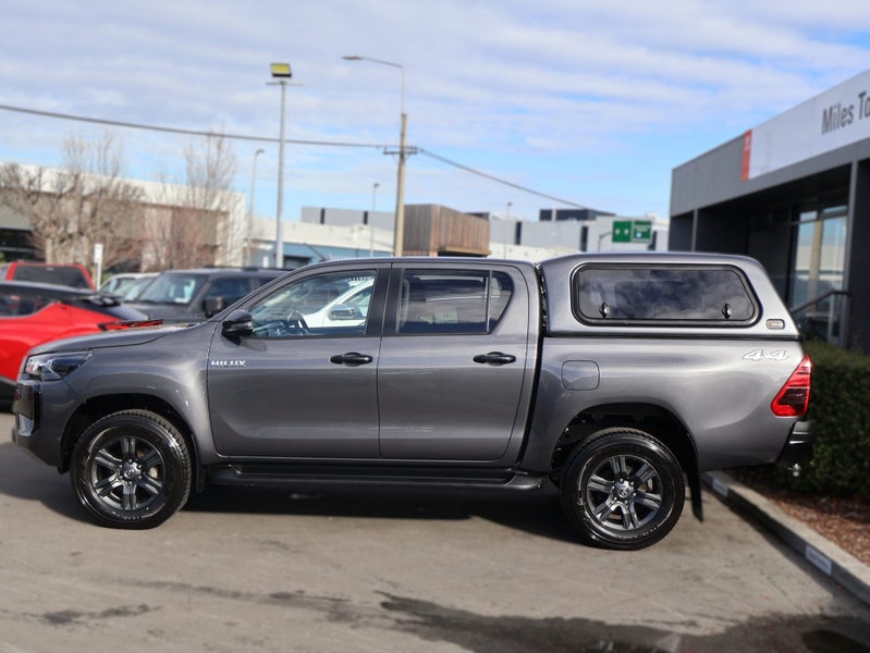 2025 Toyota Hilux SR5 HYBRID 4WD/4X4, Push Start image 4