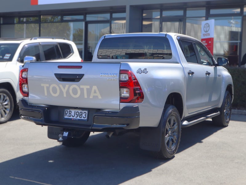 2025 Toyota Hilux SR5 HYBRID, Push Start image 5