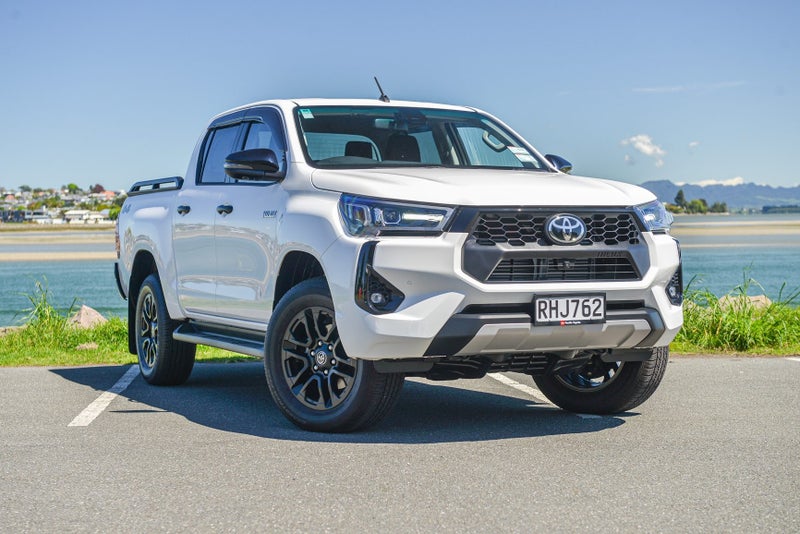 2025 Toyota Hilux SR5 Hybrid Ready to go image 1