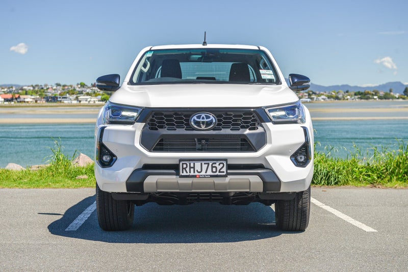 2025 Toyota Hilux SR5 Hybrid Ready to go image 2