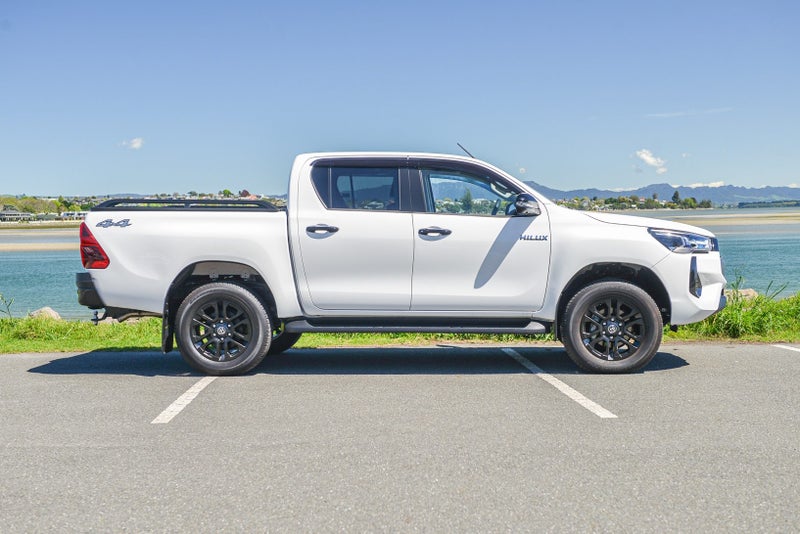 2025 Toyota Hilux SR5 Hybrid Ready to go image 3