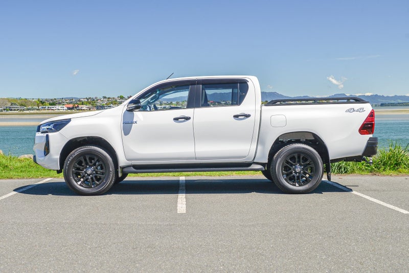 2025 Toyota Hilux SR5 Hybrid Ready to go image 4