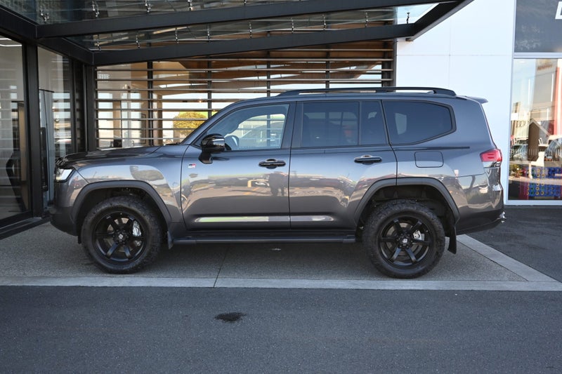 2025 Toyota Land Cruiser 300 GR Sport 3.3 Turbo... image 3