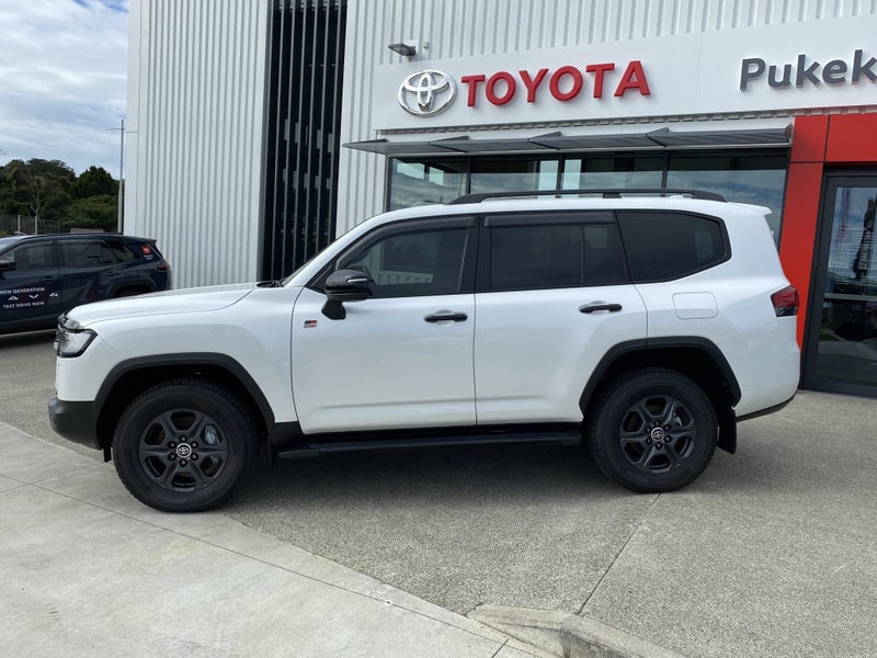 2025 Toyota Land Cruiser 300 GR Sport 3.3DT 10A... image 2