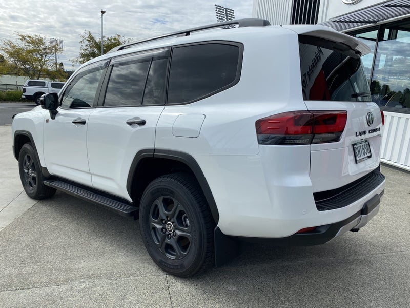 2025 Toyota Land Cruiser 300 GR Sport 3.3DT 10A... image 3