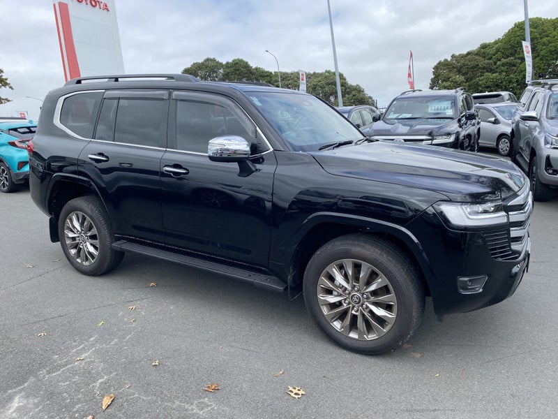 2025 Toyota Land Cruiser 300 VX Limited image 2