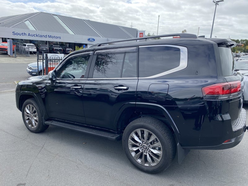 2025 Toyota Land Cruiser 300 VX Limited image 4