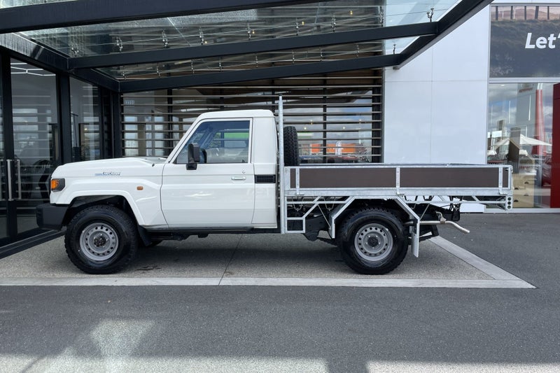 2025 Toyota Land Cruiser 70 LT 2.8 Turbo Diesel... image 3