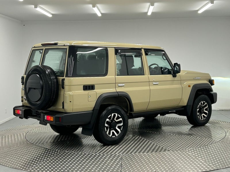 2025 Toyota Land Cruiser 70 LX 2.8DT 4WD image 3