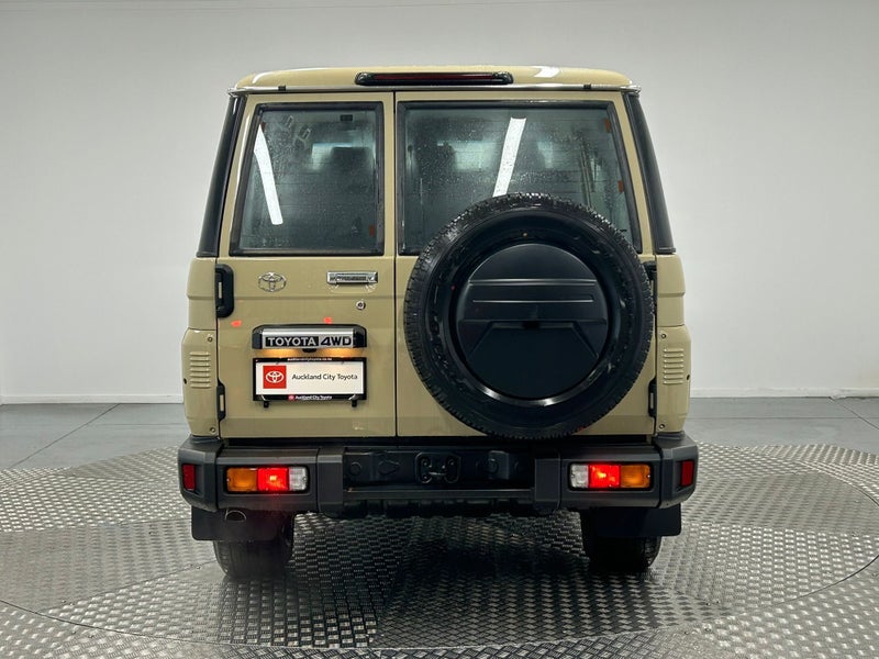 2025 Toyota Land Cruiser 70 LX 2.8DT 4WD image 4