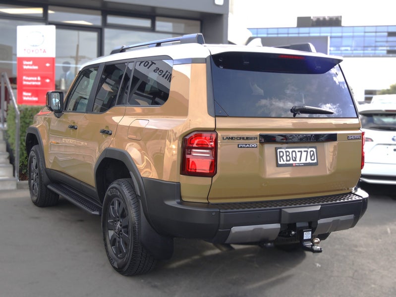 2025 Toyota Land Cruiser ADVENTURE 4WD/AWD, Lea... image 5