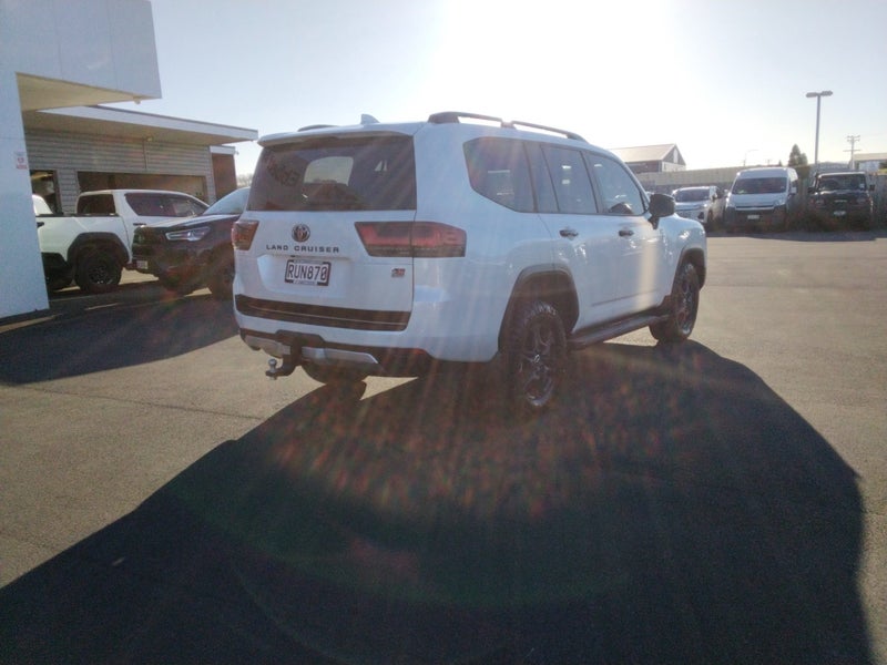 2025 Toyota Land Cruiser GR Sport 3.3DT/4WD image 3