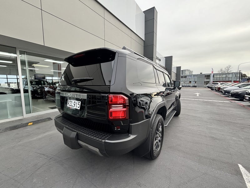 2025 Toyota Land Cruiser Prado 250 2.8D VX 5 Dr... image 3