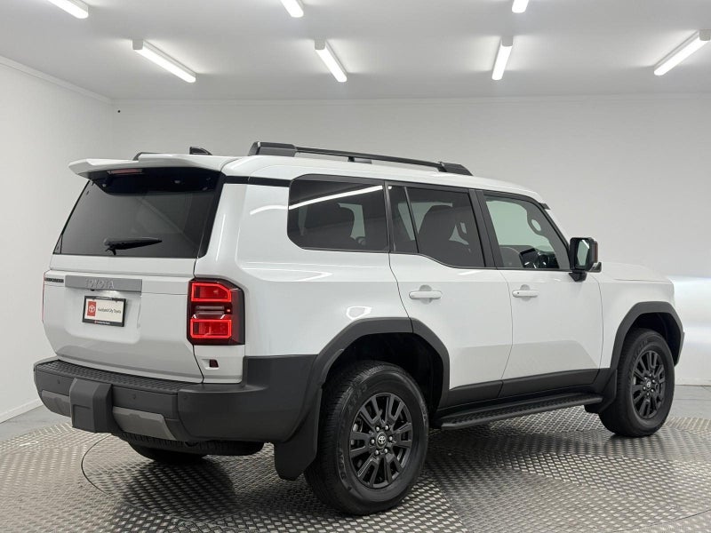 2025 Toyota Land Cruiser Prado 250 2.8D VX AWD image 3