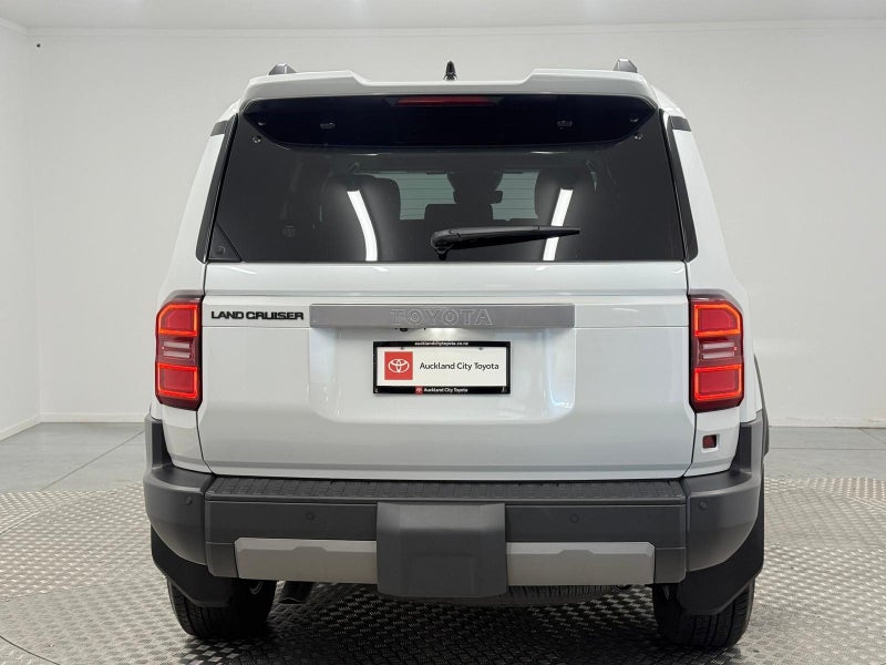 2025 Toyota Land Cruiser Prado 250 2.8D VX AWD image 4