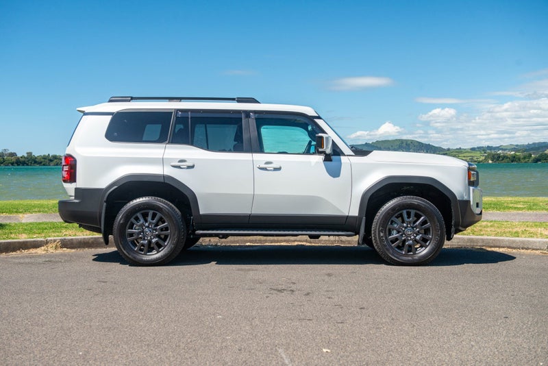 2025 Toyota Land Cruiser Prado GXL image 3