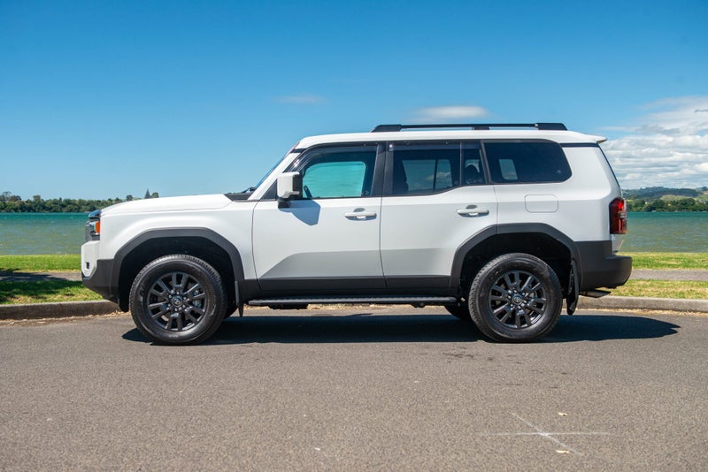 2025 Toyota Land Cruiser Prado GXL image 5