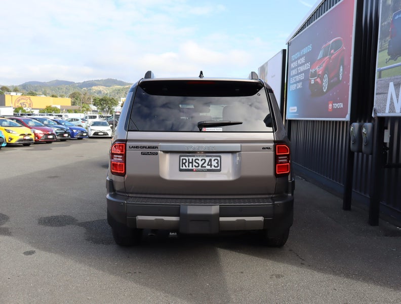 2025 Toyota Land Cruiser Prado GXL 2.8D Hybrid... image 3
