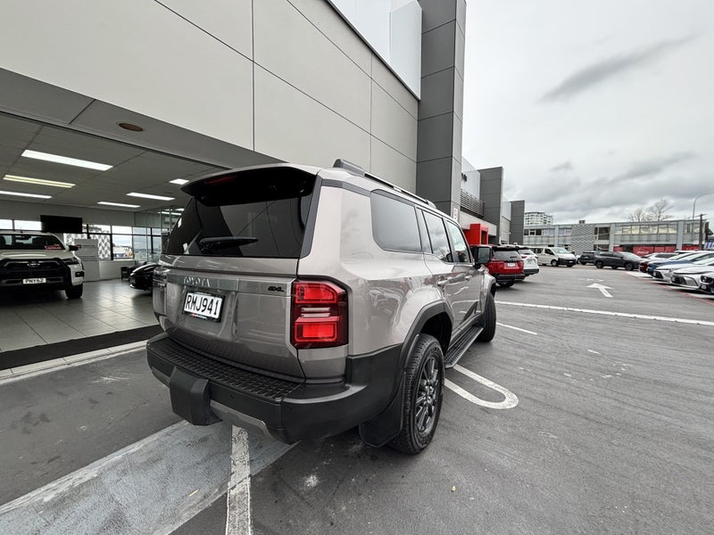 2025 Toyota Land Cruiser Prado GXL 2.8D Hybrid... image 3