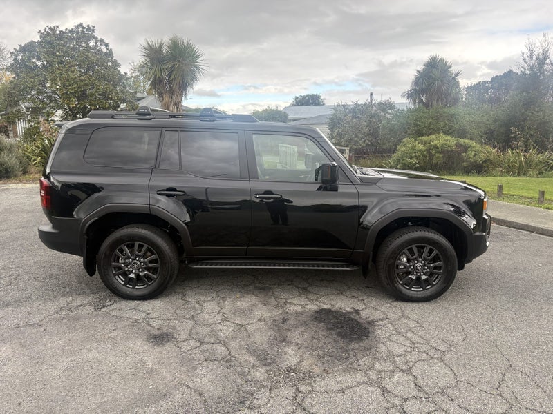 2025 Toyota Land Cruiser Prado GXL 2.8D Hybrid... image 3