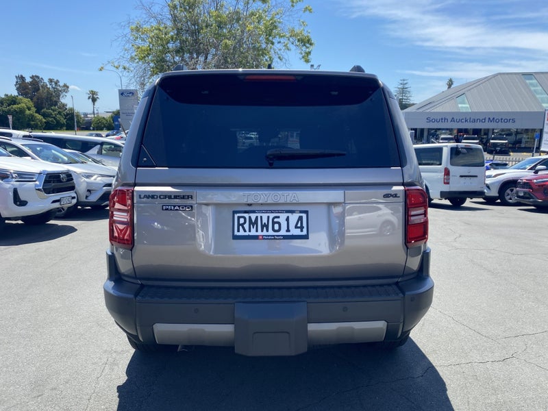 2025 Toyota Land Cruiser Prado GXL 2.8D Hybrid... image 3
