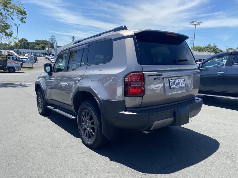 2025 Toyota Land Cruiser Prado GXL 2.8D Hybrid... image 4