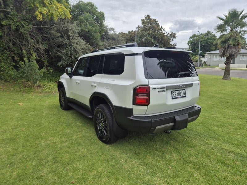 2025 Toyota Land Cruiser Prado GXL 2.8D Hybrid... image 4