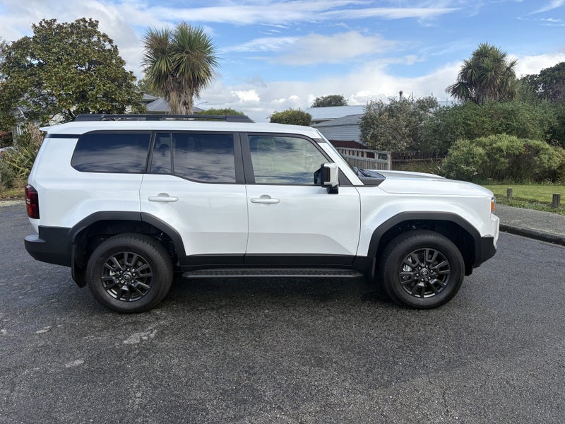 2025 Toyota Land Cruiser Prado GXL 2.8D Hybrid... image 3