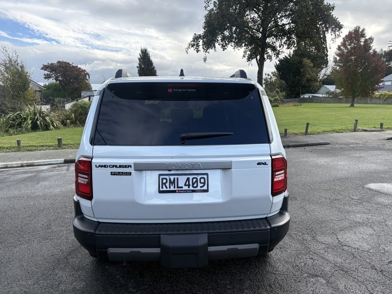 2025 Toyota Land Cruiser Prado GXL 2.8D Hybrid... image 4