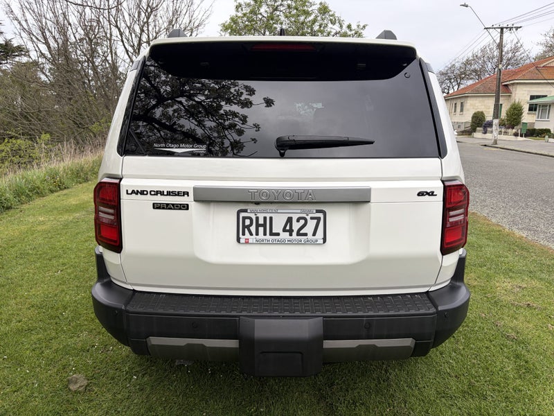 2025 Toyota Land Cruiser Prado GXL image 4