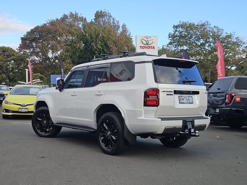2025 Toyota Land Cruiser Prado VX 2.8D Hybrid image 3